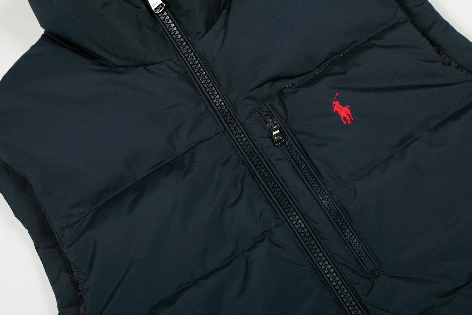 P490 Top quality" Style number: 9002# [Ralph Lauren winter basic solid color embroidery same style down vest for men and women] ✅Ralph Lauren American retro chest zipper high version top-level down filling winter down vest ✅100% high-quality white duck down, high version top-level down filling ✅Double-layer inner velvet to strictly prevent velvet running ✅Built-in adjustable drawstring, windproof and coldproof, considerate and in place ✅Original version, the maximum size can be worn up to 200 pounds. Loose and comfortable, no pressure. ✅Same style for male and female couples. Recommended OOTD wear in winter~ Size: S-XL Color: Black, Navy, Khaki, Wood Green